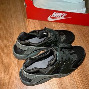 Nike women’s Hurrache